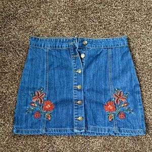 Embroidered denim skirt flower patch button up womens medium